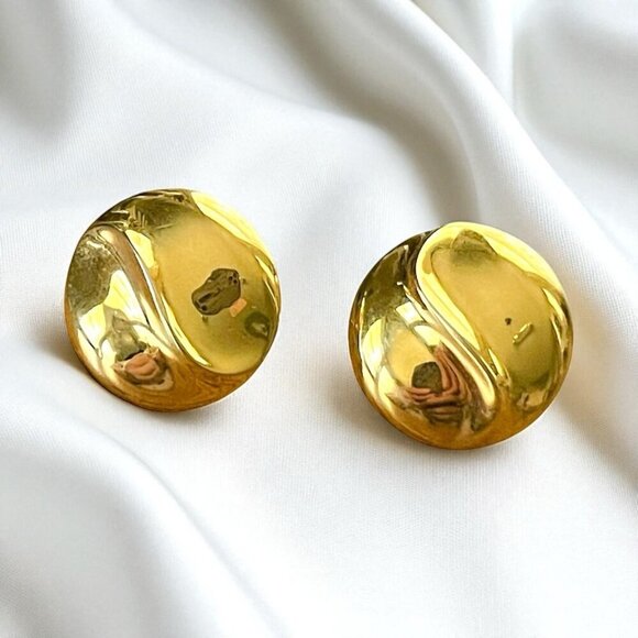 Vintage 1980s Trifari Earrings Gold Tone Swirl Button Post Back Signed Old Money - Picture 1 of 10